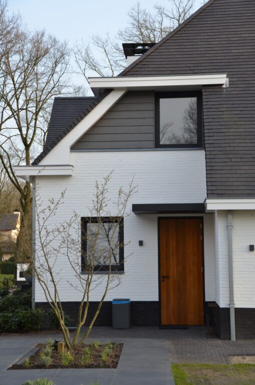 drijvers-oisterwijk-exterieur-nieuwbouw-villa-oisterwijk-modern-bakstenen-dakpannen-schoorsteen-wit (23)