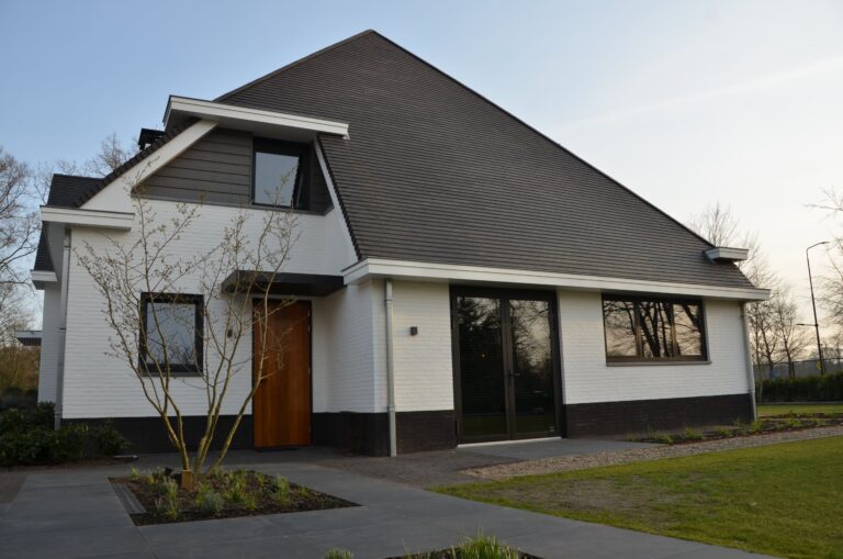 drijvers-oisterwijk-exterieur-nieuwbouw-villa-oisterwijk-modern-bakstenen-dakpannen-schoorsteen-wit (27)