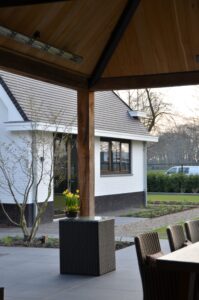 drijvers-oisterwijk-exterieur-nieuwbouw-villa-oisterwijk-modern-bakstenen-dakpannen-schoorsteen-wit (29)