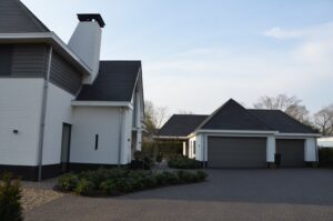 drijvers-oisterwijk-exterieur-nieuwbouw-villa-oisterwijk-modern-bakstenen-dakpannen-schoorsteen-wit (4)