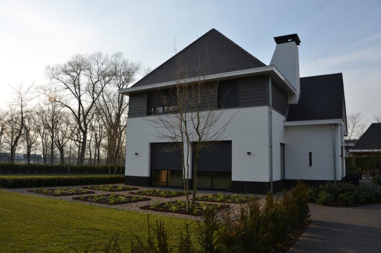 drijvers-oisterwijk-exterieur-nieuwbouw-villa-oisterwijk-modern-bakstenen-dakpannen-schoorsteen-wit (5)