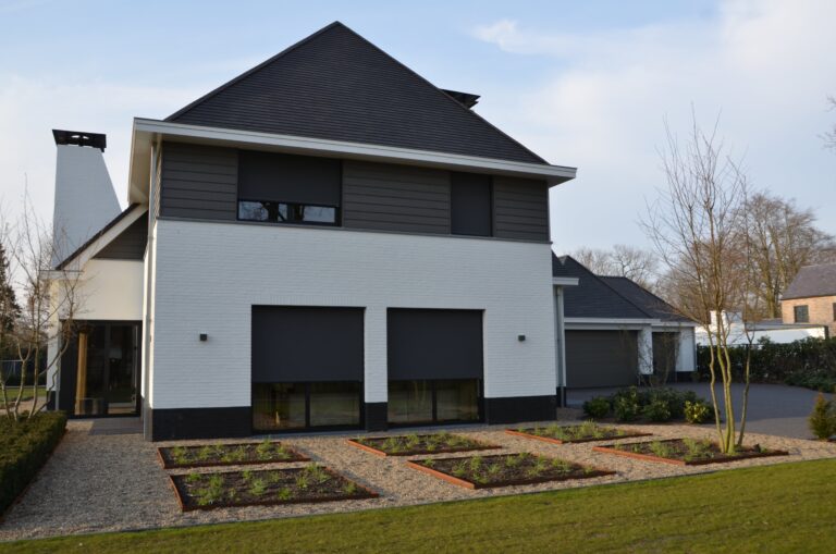 drijvers-oisterwijk-exterieur-nieuwbouw-villa-oisterwijk-modern-bakstenen-dakpannen-schoorsteen-wit (7)