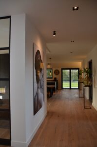drijvers-oisterwijk-interieur-nieuwbouw-villa-zwarte-kozijnen-modern-meubels-keuken-sanitair-armaturen (15)