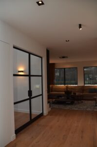 drijvers-oisterwijk-interieur-nieuwbouw-villa-zwarte-kozijnen-modern-meubels-keuken-sanitair-armaturen (23)