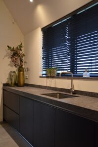 drijvers-oisterwijk-interieur-nieuwbouw-villa-zwarte-kozijnen-modern-meubels-keuken-sanitair-armaturen (31)
