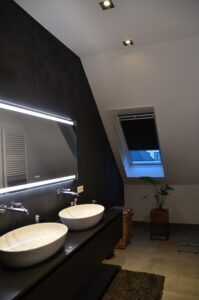 drijvers-oisterwijk-interieur-nieuwbouw-villa-zwarte-kozijnen-modern-meubels-keuken-sanitair-armaturen (38)