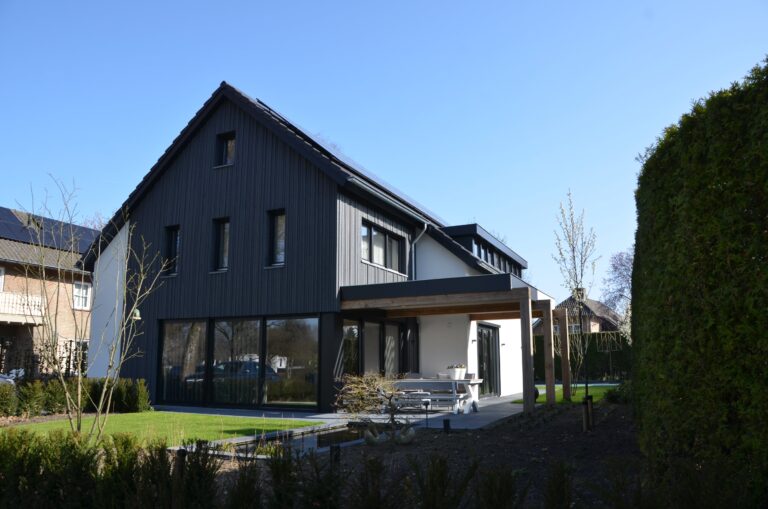 drijvers-oisterwijk-verbouwing-exterieur-interieur-particulier-modern-gemoderniseerd-houten-gevel-spanten-zwembad-wit-stucwerk-pannendak (24)