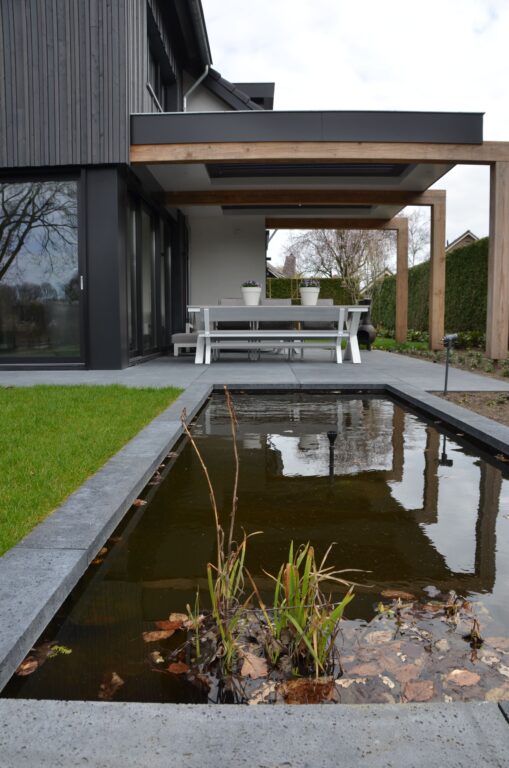 drijvers-oisterwijk-verbouwing-exterieur-interieur-particulier-modern-gemoderniseerd-houten-gevel-spanten-zwembad-wit-stucwerk-pannendak (6)