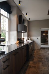 drijvers-oisterwijk-interieur-verbouwing-modern-landelijk-particulier-behang-openhaard-marmer-keuken-woonkamer-bruintinten-armaturen (23)