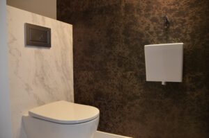 drijvers-oisterwijk-interieur-verbouwing-modern-landelijk-particulier-behang-openhaard-marmer-keuken-woonkamer-bruintinten-armaturen (27)