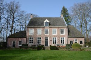drijvers-oisterwijk-interieur-verbouwing-modern-landelijk-particulier-behang-openhaard-marmer-keuken-woonkamer-bruintinten-armaturen (8)