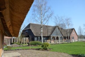drijvers-oisterwijk-exterieur-nieuwbouw-villa-boerderij-particulier-riet-kap-hout-metselwerk-theehuis-bed-en-breakfast-stal-hout-spant (10)