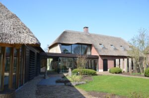 drijvers-oisterwijk-exterieur-nieuwbouw-villa-boerderij-particulier-riet-kap-hout-metselwerk-theehuis-bed-en-breakfast-stal-hout-spant (11)