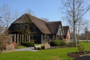 drijvers-oisterwijk-exterieur-nieuwbouw-villa-boerderij-particulier-riet-kap-hout-metselwerk-theehuis-bed-en-breakfast-stal-hout-spant (12)
