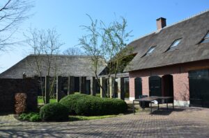 drijvers-oisterwijk-exterieur-nieuwbouw-villa-boerderij-particulier-riet-kap-hout-metselwerk-theehuis-bed-en-breakfast-stal-hout-spant (2)