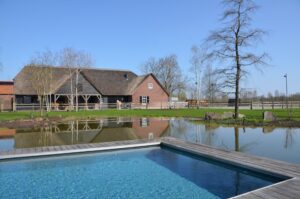 drijvers-oisterwijk-exterieur-nieuwbouw-villa-boerderij-particulier-riet-kap-hout-metselwerk-theehuis-bed-en-breakfast-stal-hout-spant (6)