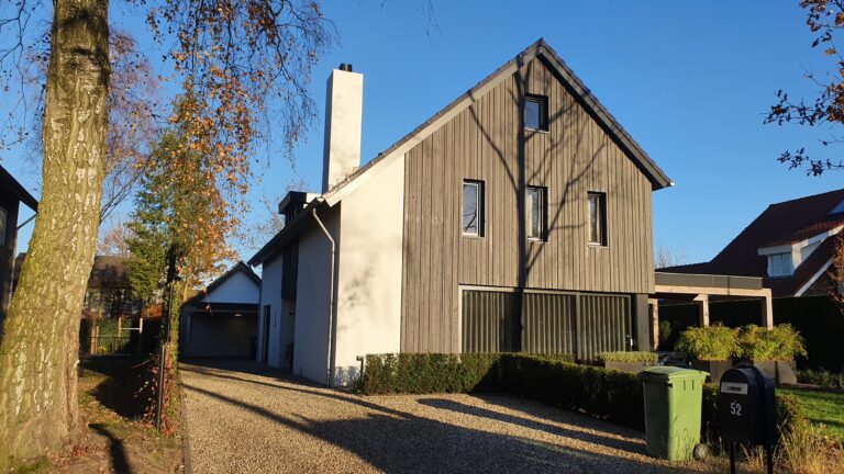 drijvers-oisterwijk-verbouwing-modern-exterieur-houten-gevel-wit-stucwerk 1